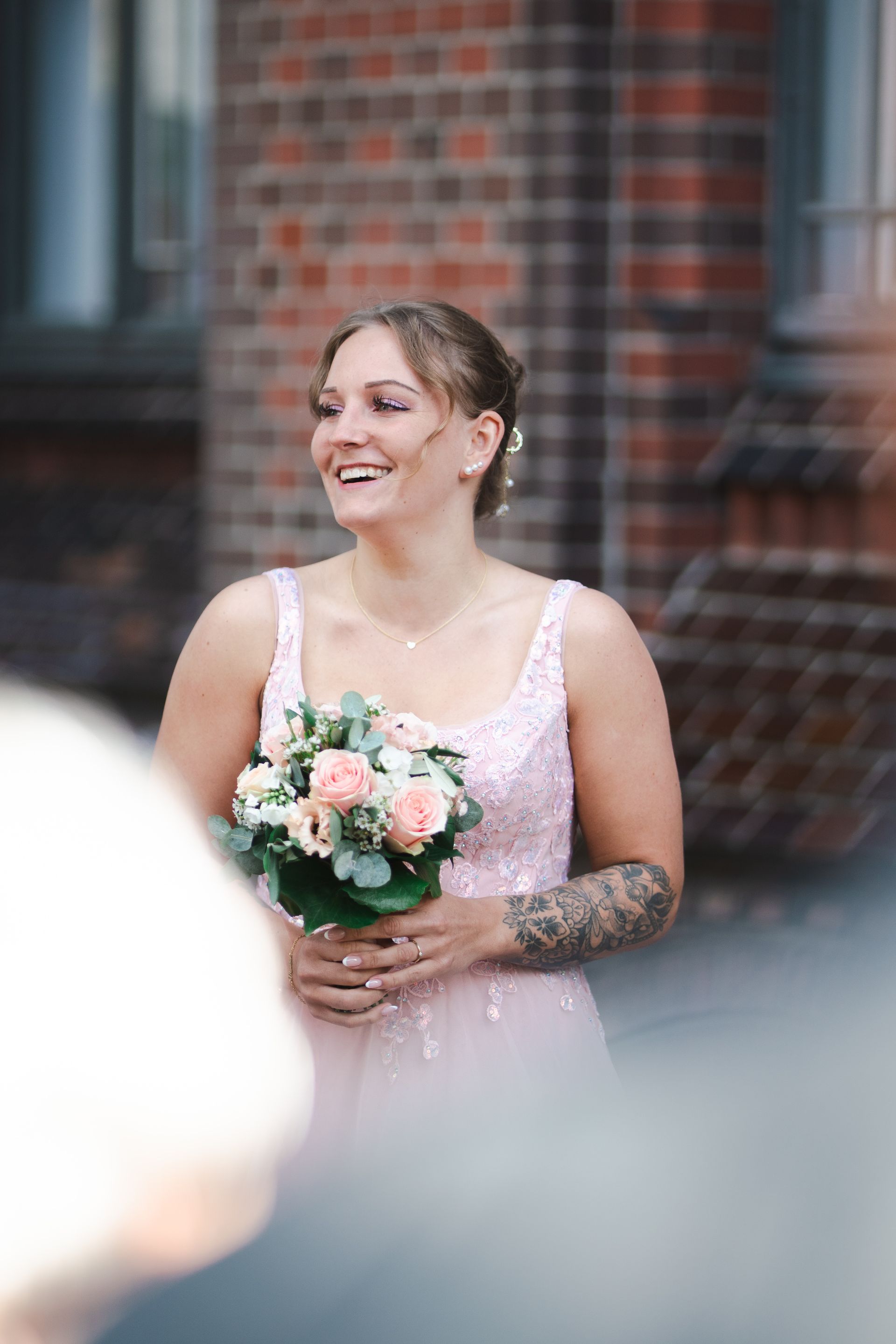 Tamara mit ihrem Brautstrauß, fotografiert von Denny Schulz.