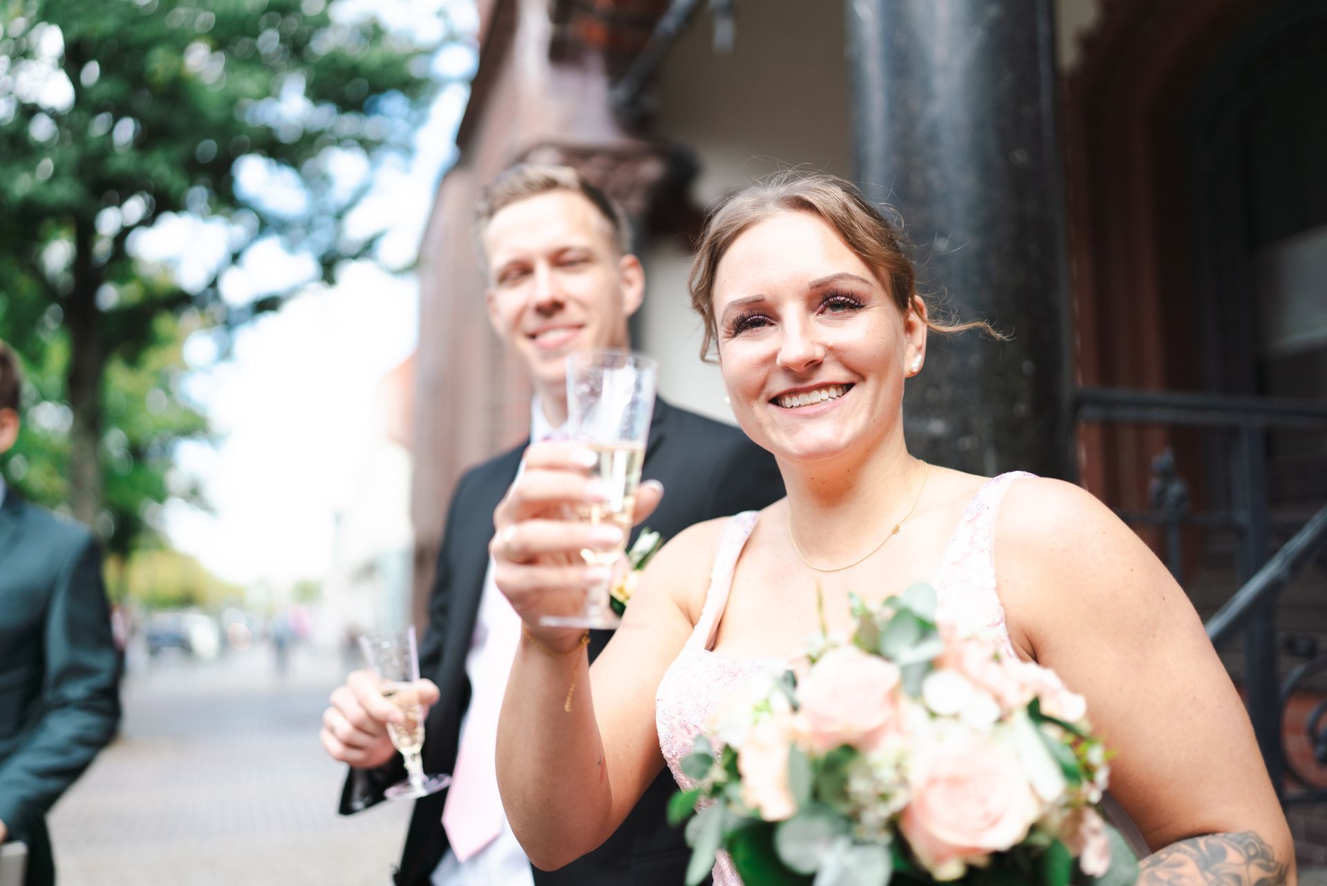 Tamara und Tobias stoßen nach der Trauung an, fotografiert von Denny Schulz.