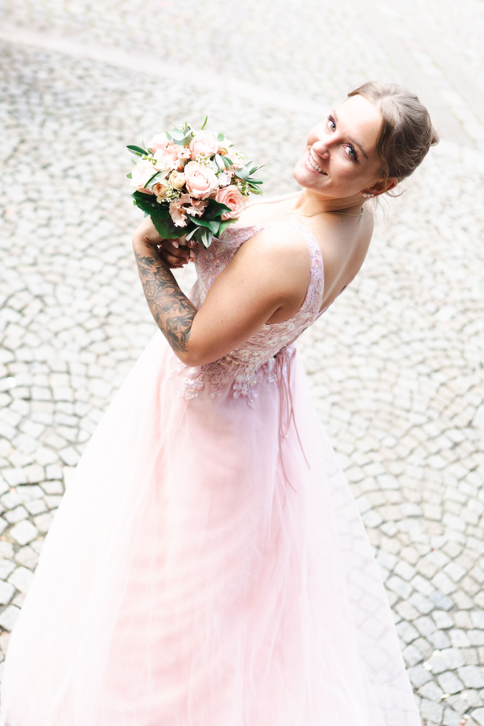 Portrait von Tamara mit Brautstrauß, fotografiert von Denny Schulz.